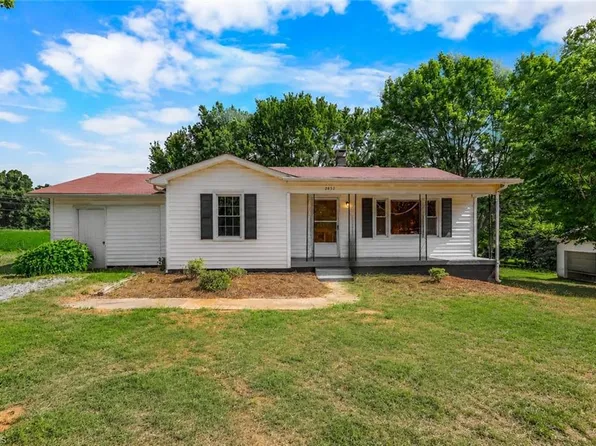 2832 Sizemore Rd, Yadkinville, NC 27055