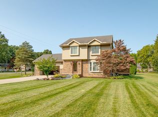 24932 Independence Dr, New Boston, MI 48164