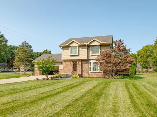 24932 Independence Dr, New Boston, MI 48164