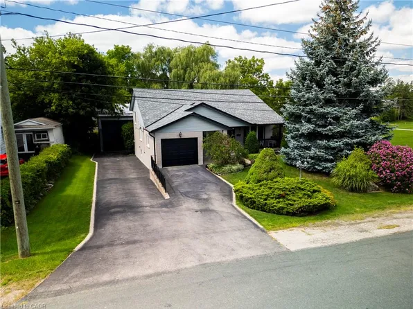 108 Queensway Dr, Saint Jacobs, ON N3B 2T5
