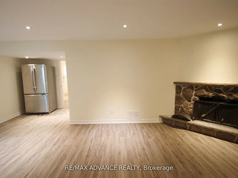33 Carluke Cres #LOWER — Photo 5