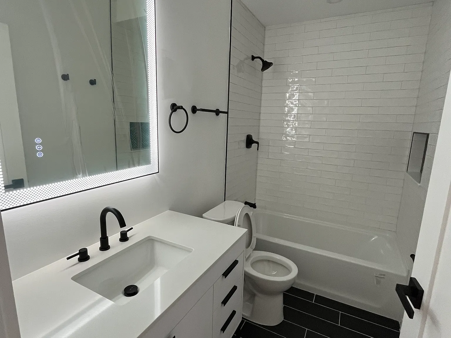 2 bed, 900 sqft, $3,000 — Photo 2