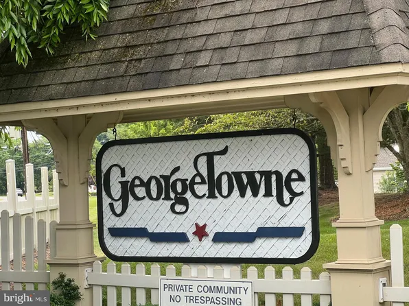 8 Witherspoon Ct, Hightstown, NJ 08520