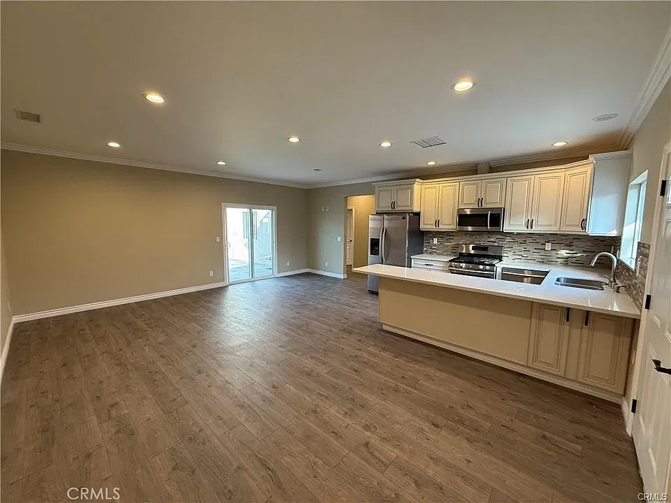 8220 Whitsett Ave