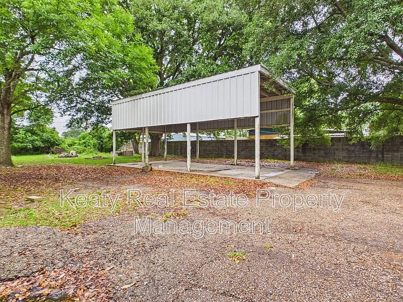 4 bed, 3.0 bath, 2600 sqft, $1,950 — Photo 2