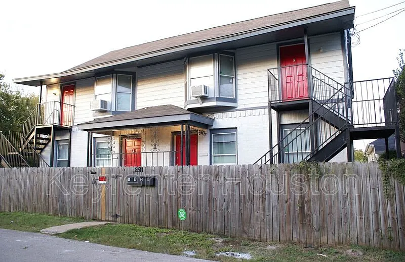 2 bed, 1.0 bath, 678 sqft, $600 — Photo 2