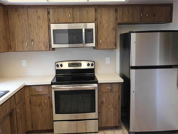 3rd image of 647 Broadmoor Cir
