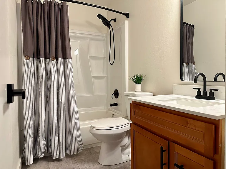 Nicely updated full bathroom