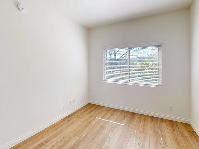 Highland Villa Apartments — Photo 40