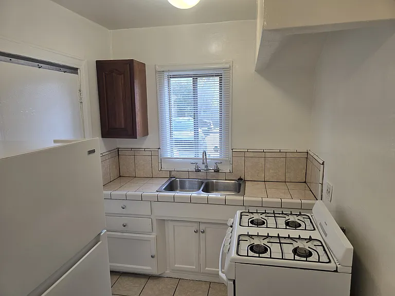 2812 3/4 Hillcrest Dr — Photo 14