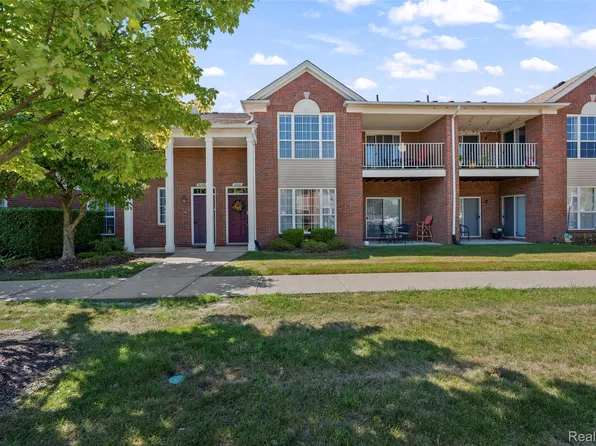 16450 Chatham Dr #136, Macomb, MI 48044