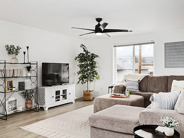 221 NE Steiger St #221 — Photo 3
