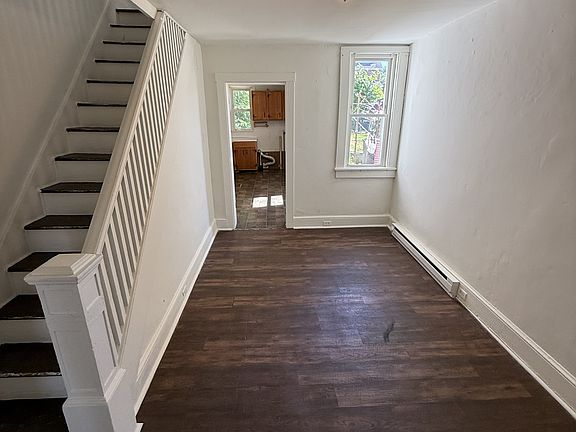 4th image of 638 E Walnut St