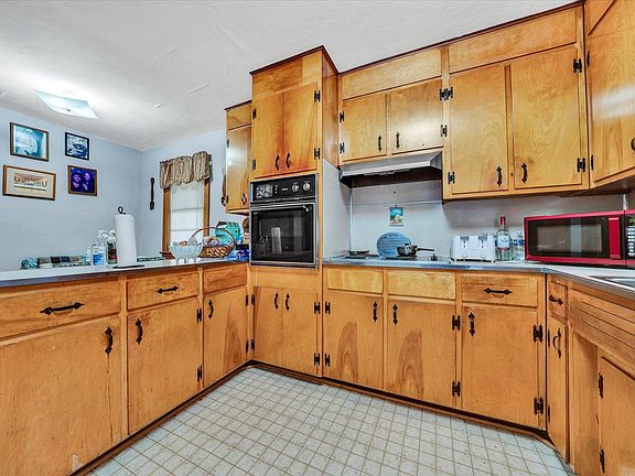 3rd image of 130 Hillcrest Dr