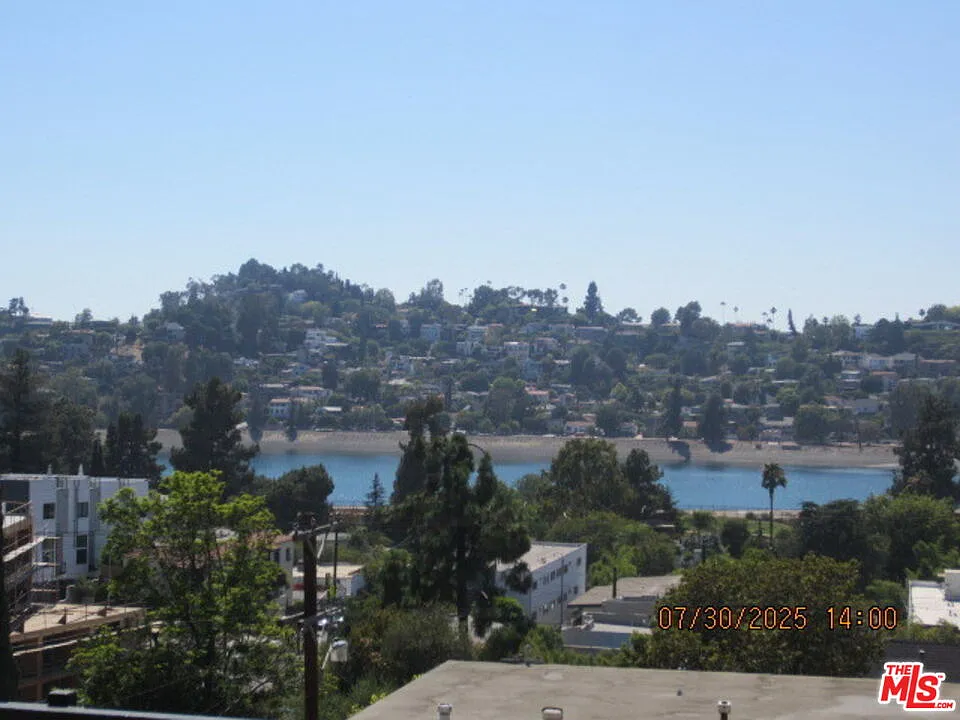 3 bed, 2.0 bath, 1300 sqft, $5,200 — Photo 4