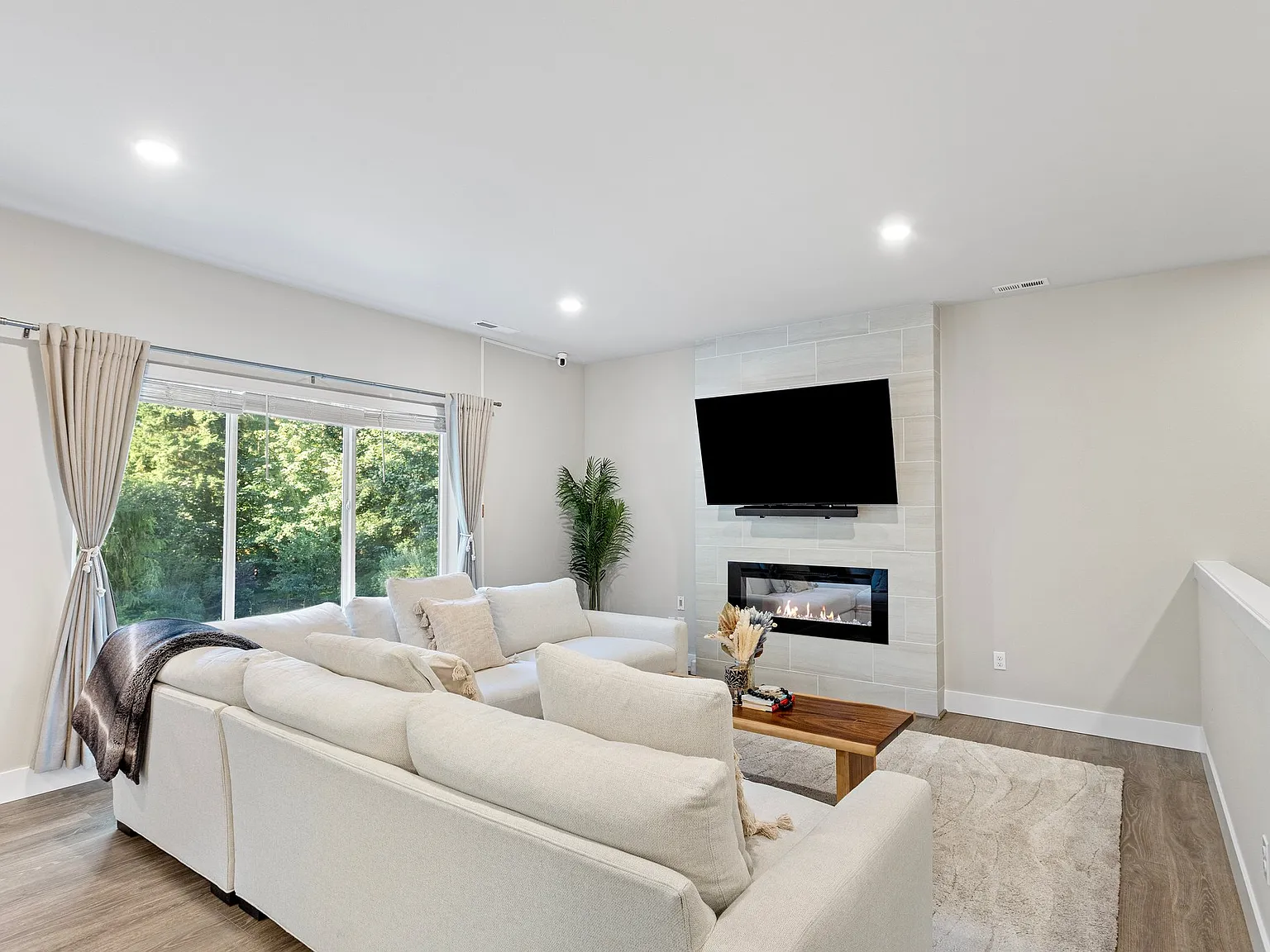 4 bed, 2770 sqft, $4,699 — Photo 4