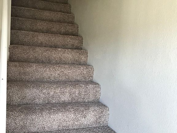 4th image of 202 NE Dogwood St APT D