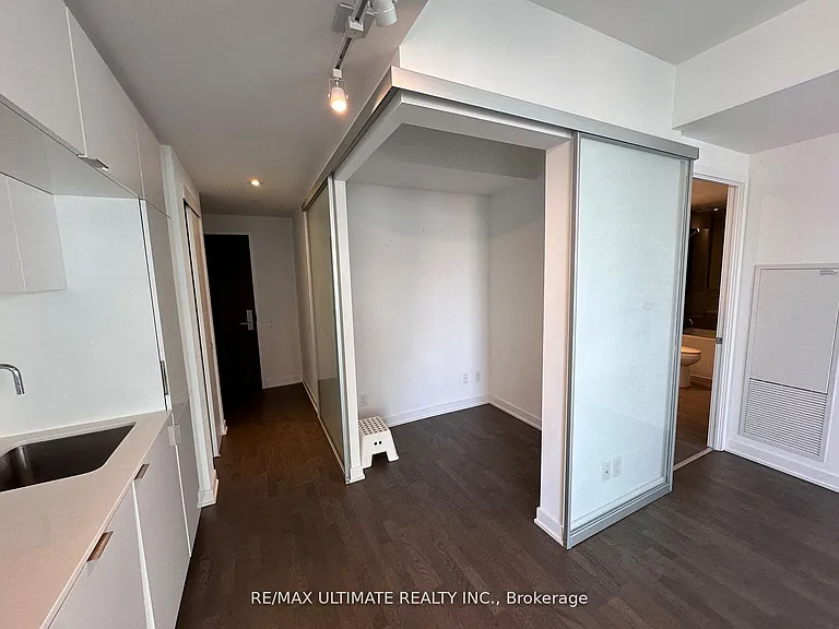 185 Roehampton Ave #1902 — Photo 4