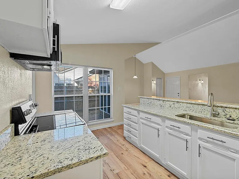 6005 Dooley Dr — Photo 8