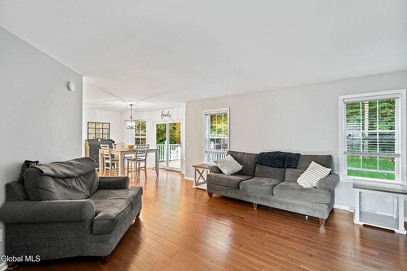 3rd image of 2 Kendall Place