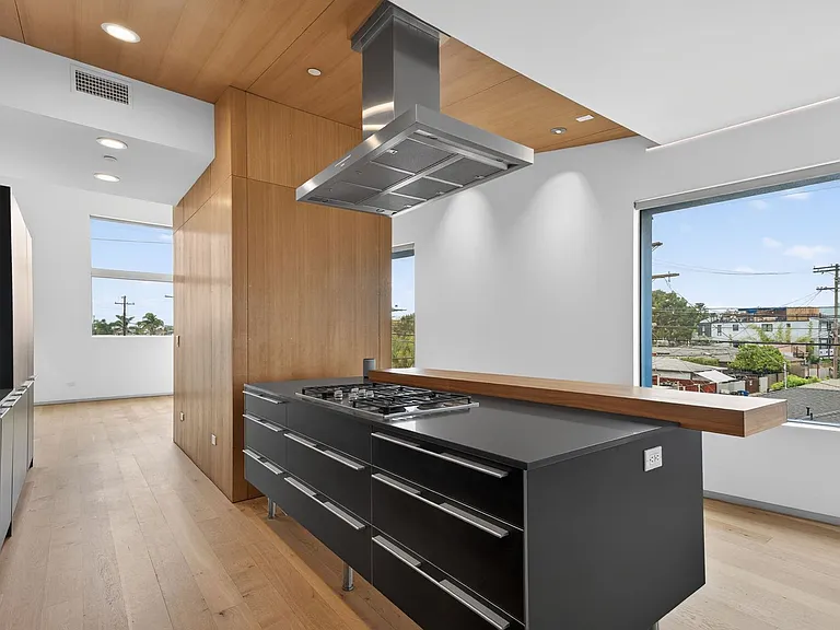 404 Grand Blvd — Photo 10