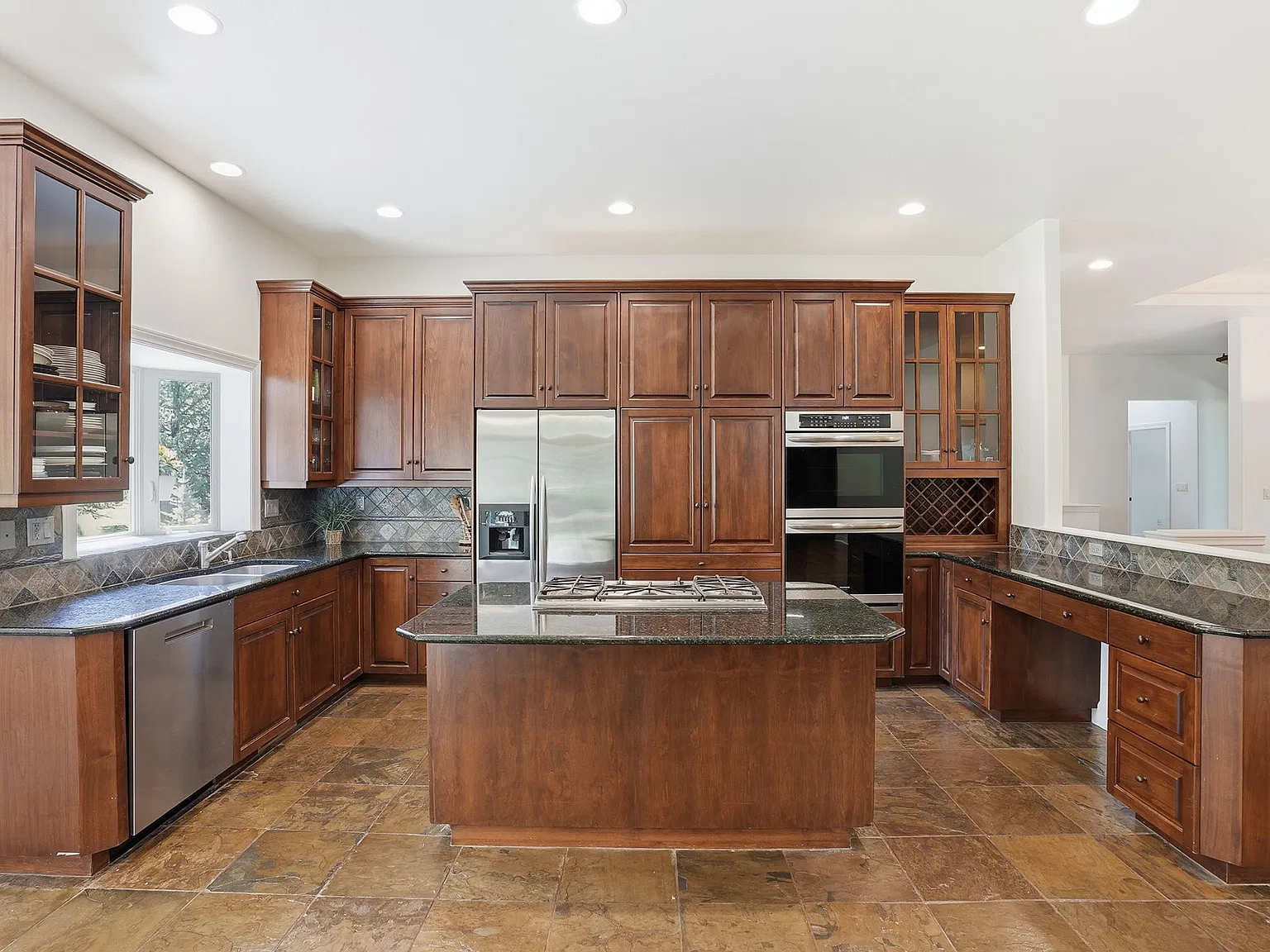4 bed, 3.5 bath, 3871 sqft, $6,500 — Photo 3