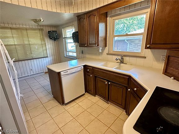 4th image of 3297 Englewood Dr