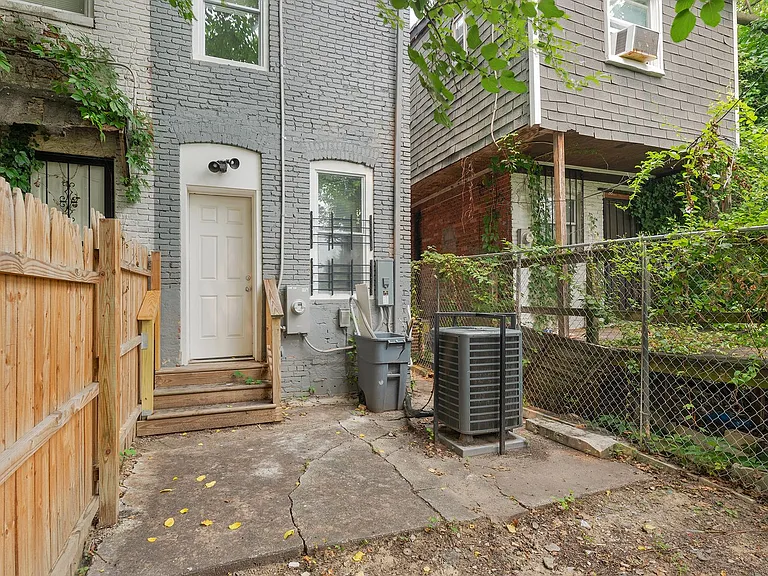 2412 Francis St — Photo 24