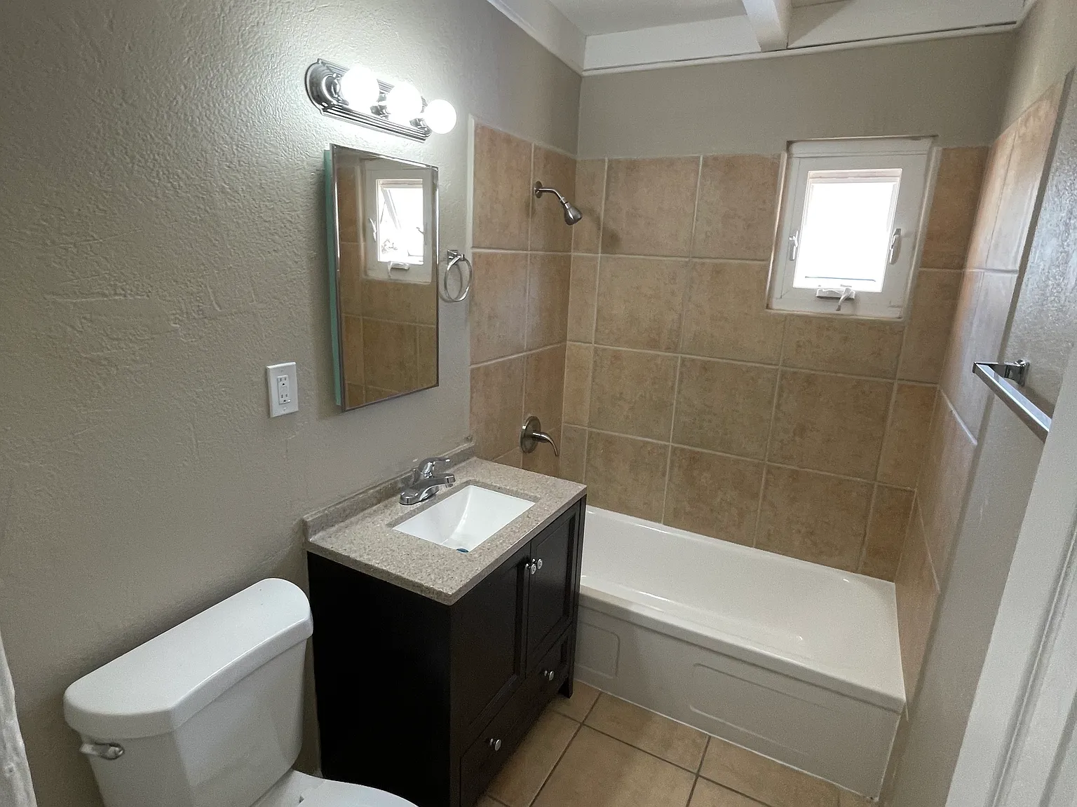 3 bed, 950 sqft, $2,200 — Photo 2