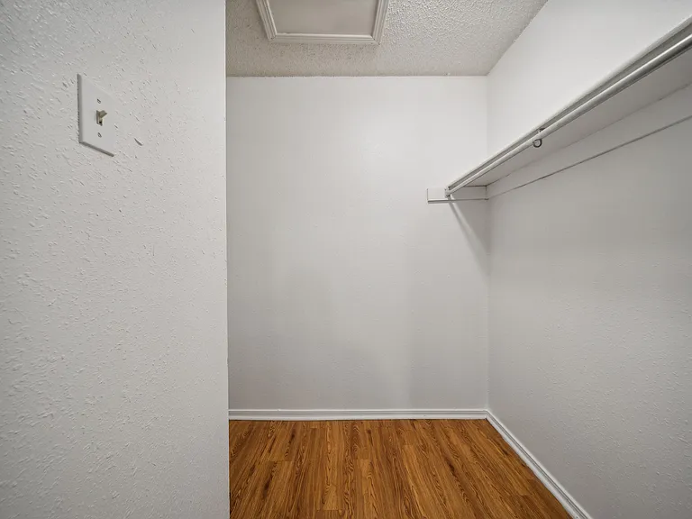 Shady Hollow Apartments — Photo 10