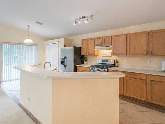 5th image of 981 Villa Dr