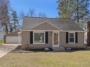 912 Kendalwood St NE, Grand Rapids, MI 49505