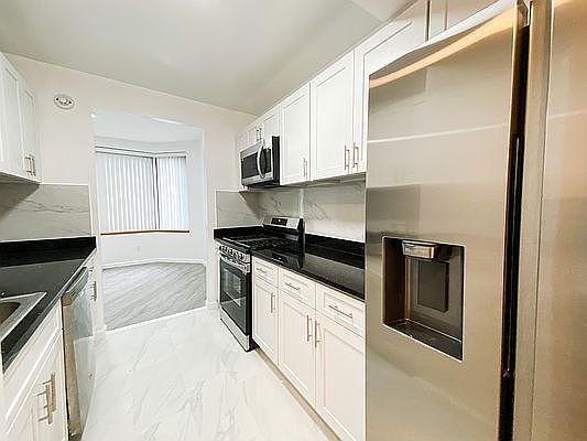 4th image of 201 W 72nd St APT 16A