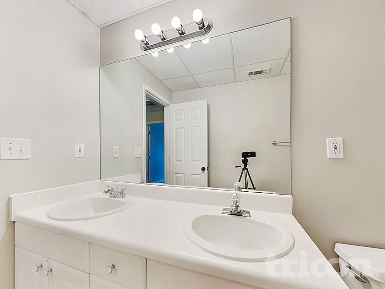 1685 Nottingham Way — Photo 17
