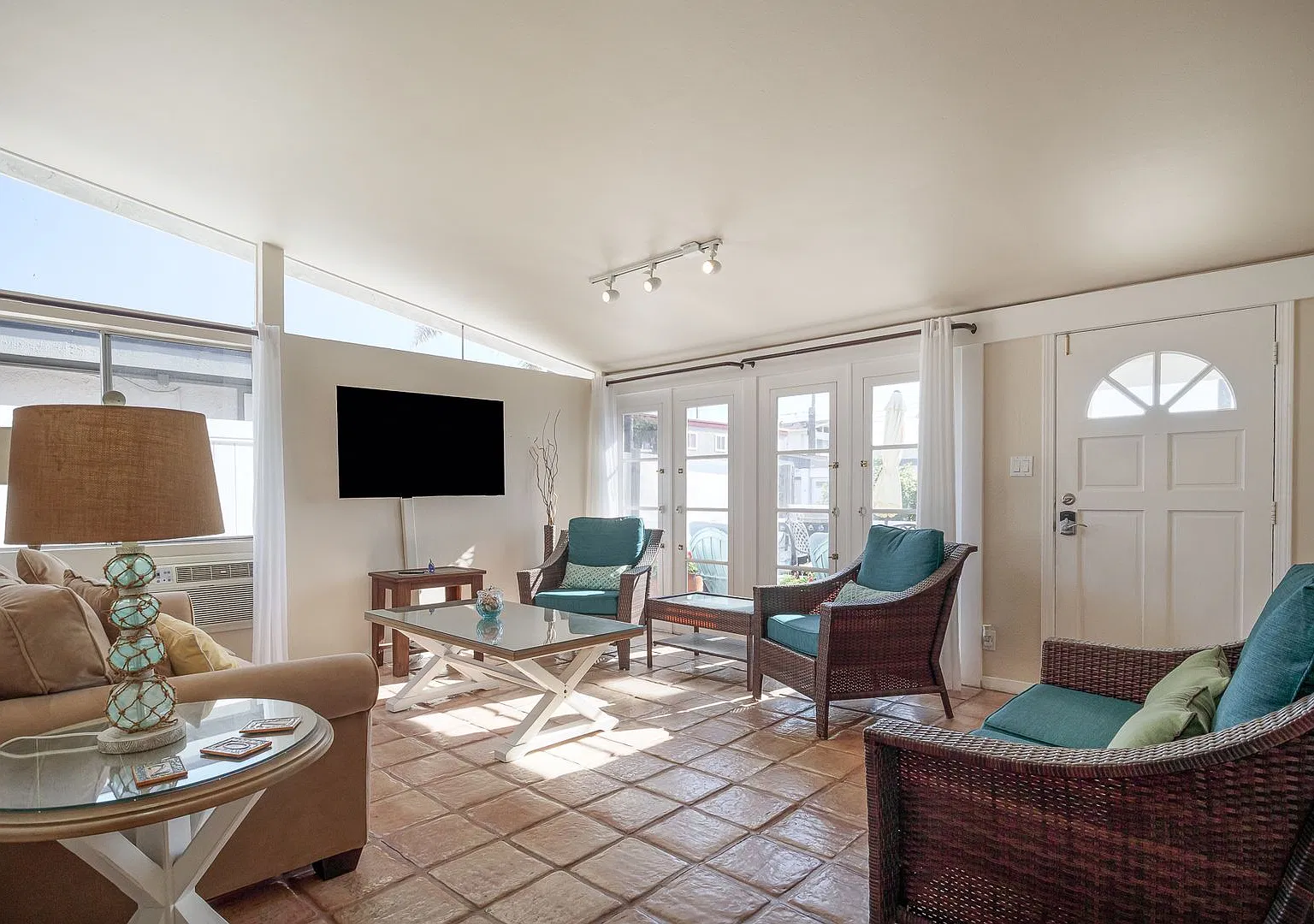 207 Rossmore- MFR — Photo 3
