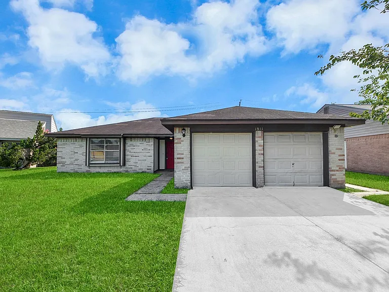 1911 Hammerwood Dr — Photo 2