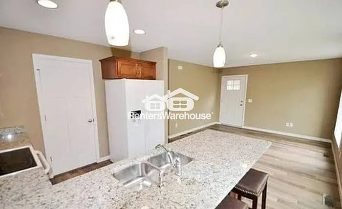 1305 Flag Ave N #2 — Photo 2