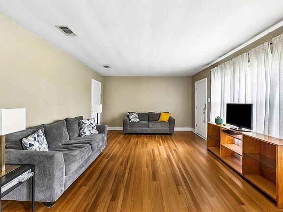 4th image of 9122 Meadowood St