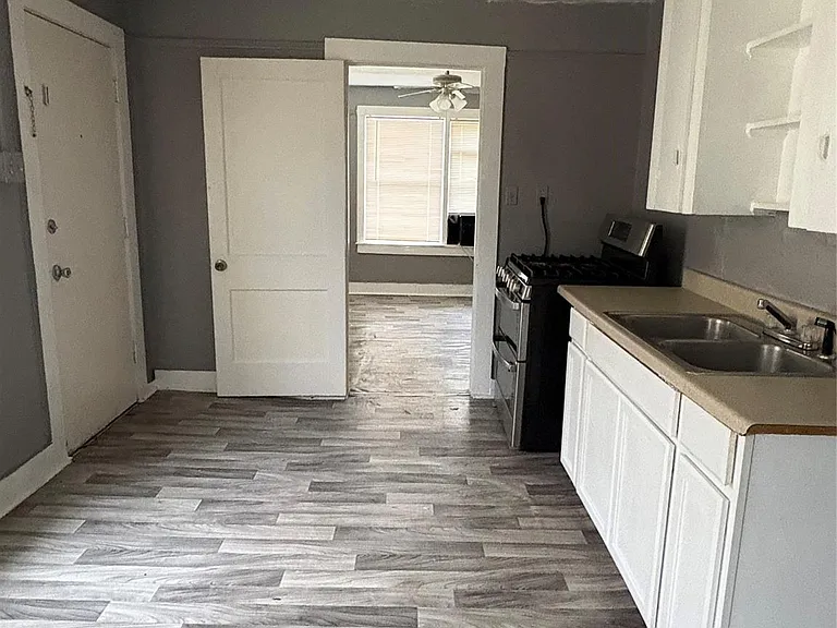 715 W 4th St — Photo 2