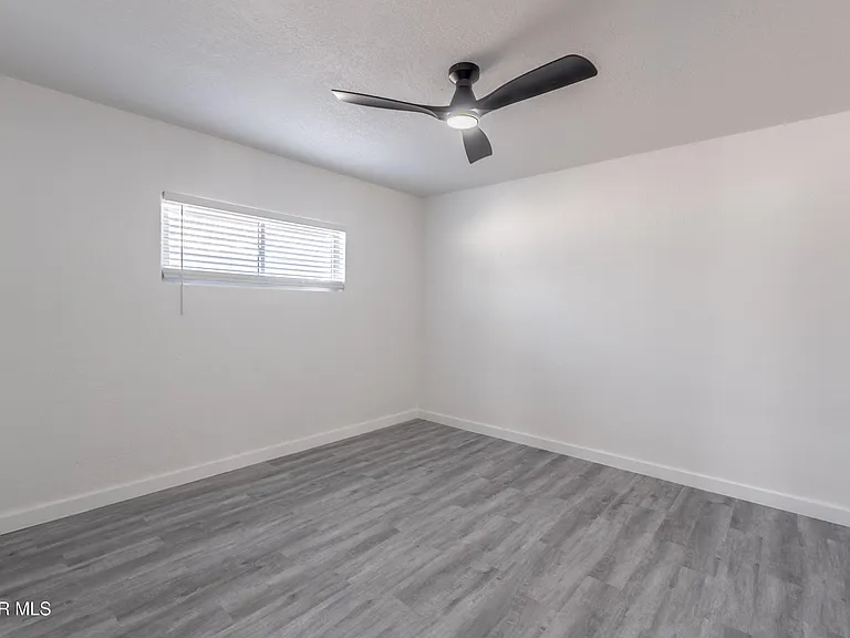 3221 N Stanton St — Photo 27