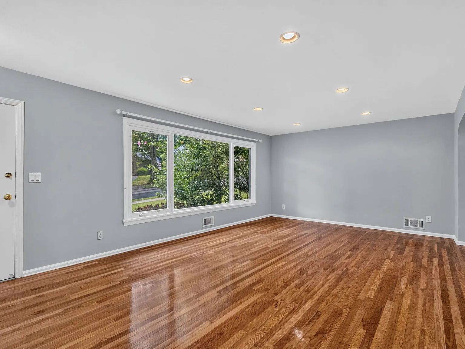 3 bed, 1.5 bath, 1641 sqft, $4,700 — Photo 4