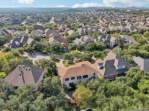 4th image of 522 Heather Ridge