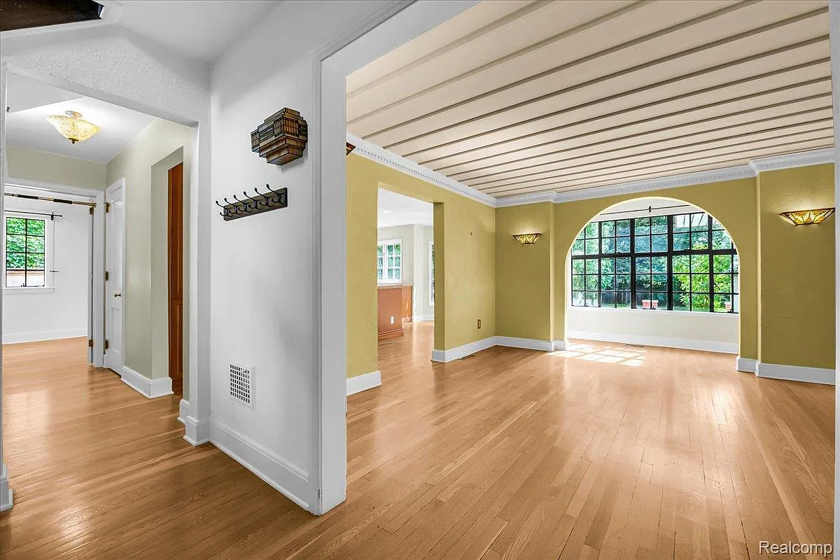 4 bed, 3680 sqft, $7,400 — Photo 4