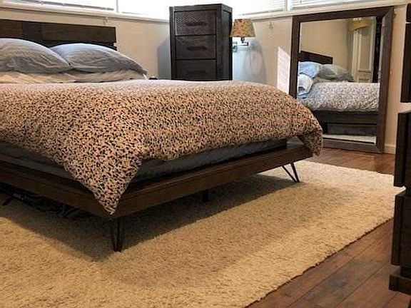 2nd image of 4 Meadow Ln