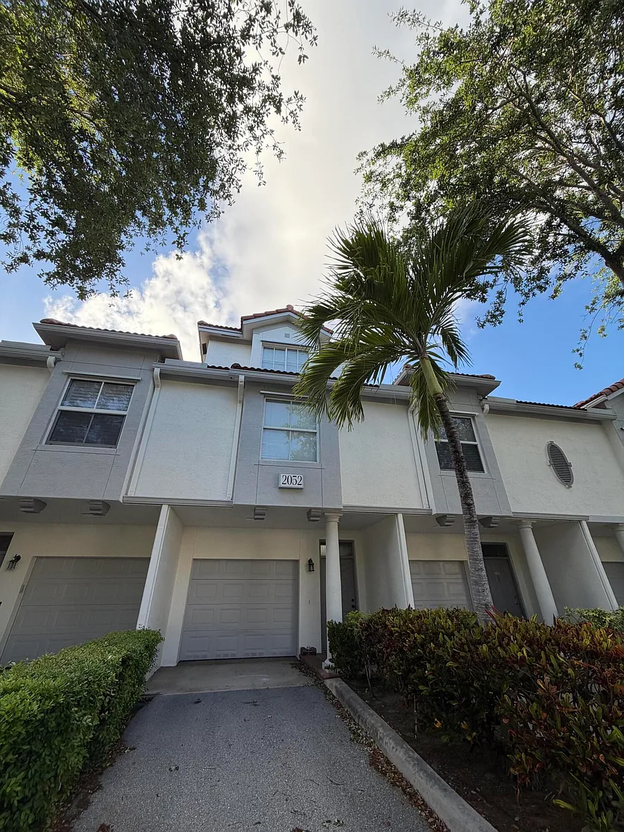 Building Photo - 2052 Alta Meadows Ln #2205