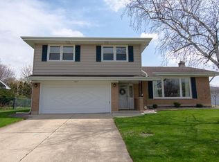 1067 Sherwood Dr, Wheeling, IL 60090