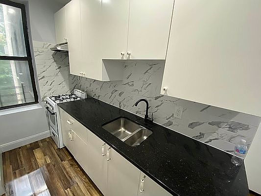 4th image of 445 Bainbridge St #2F