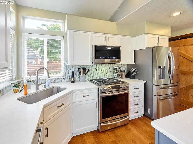 3 bed, 2250 sqft, $3,495 — Photo 4