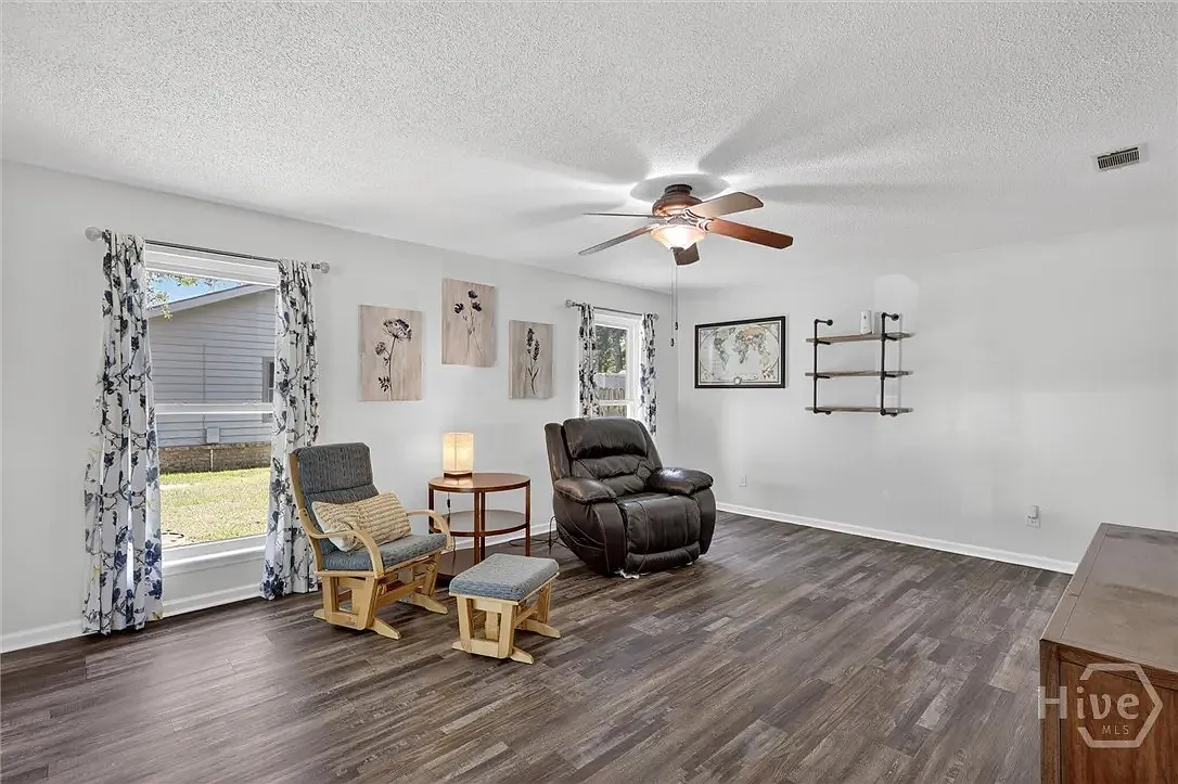4 bed, 2296 sqft, $935 — Photo 2