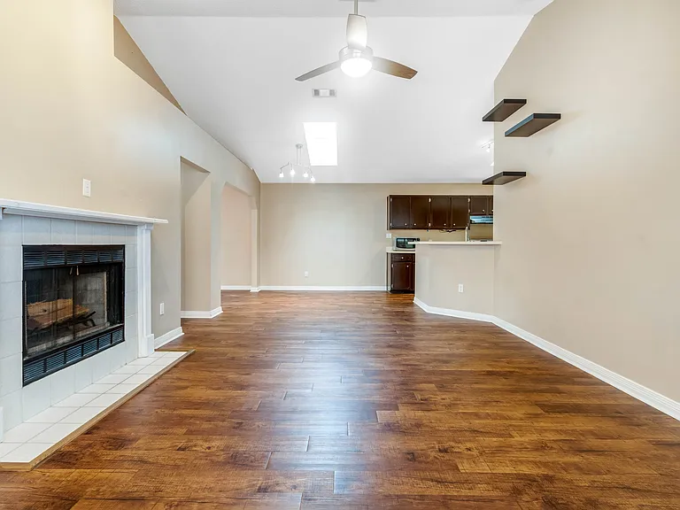 2060 Cambridge Cir — Photo 3